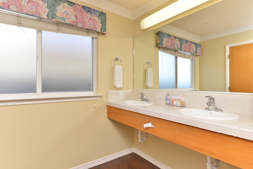 Cayucos Beach Inn - photo 22
