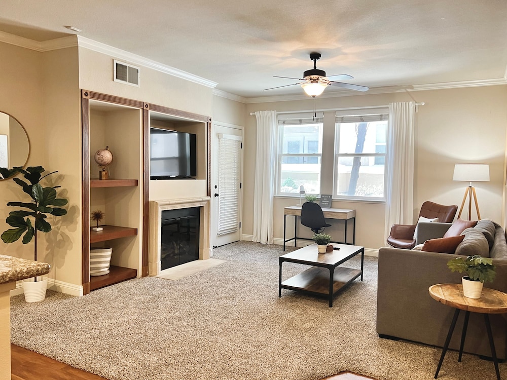 Relaxing 2 br Apt With Pool Hot Tub Gym
