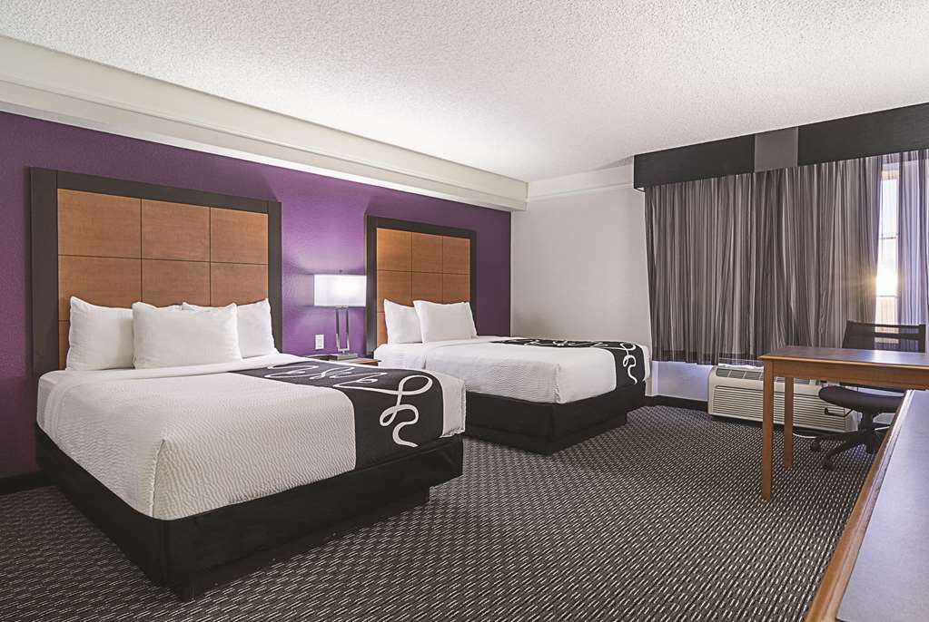 La Quinta Inn & Suites by Wyndham Phoenix Mesa West - photo 32