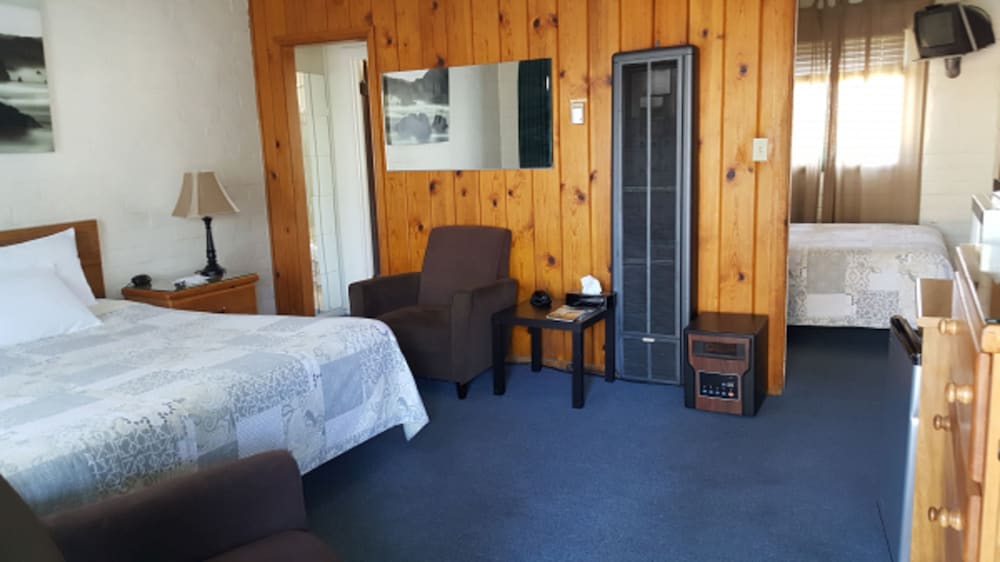 Bishop Village Motel - photo 8