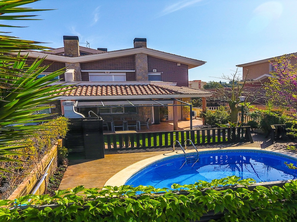 Villa Moles Near Beach Port Aventura and Golf — 4-Star Luxury Hotel in Salou, Spain