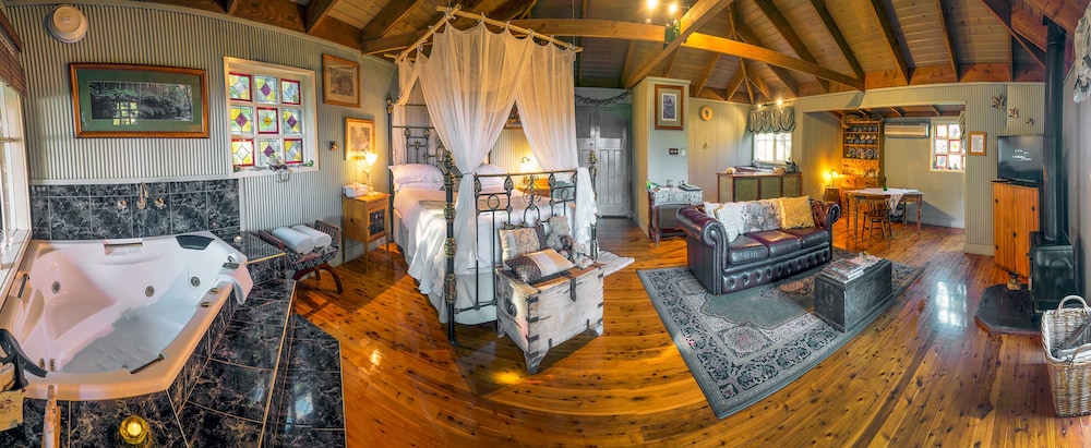 Observatory Cottages — 4-Star Luxury Hotel in Mount Dandenong, Australia