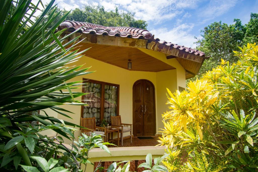 Bara Beach Bungalows — hotel in Bulukumba