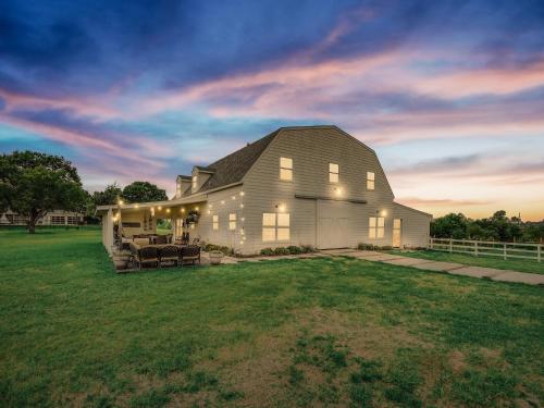 Scenic Rustic Farmhouse Gameroom Separate Suite — 4-Star Luxury Hotel in Garland, United States