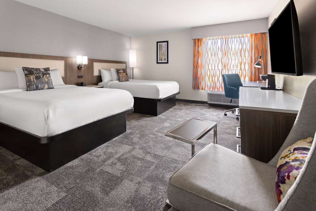 La Quinta Inn & Suites by Wyndham Atlanta South Newnan - photo 25