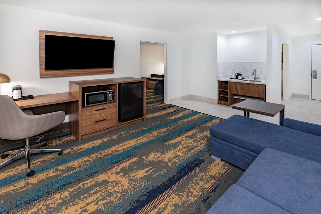 La Quinta Inn & Suites by Wyndham Pharr RGV Medical Center - photo 11