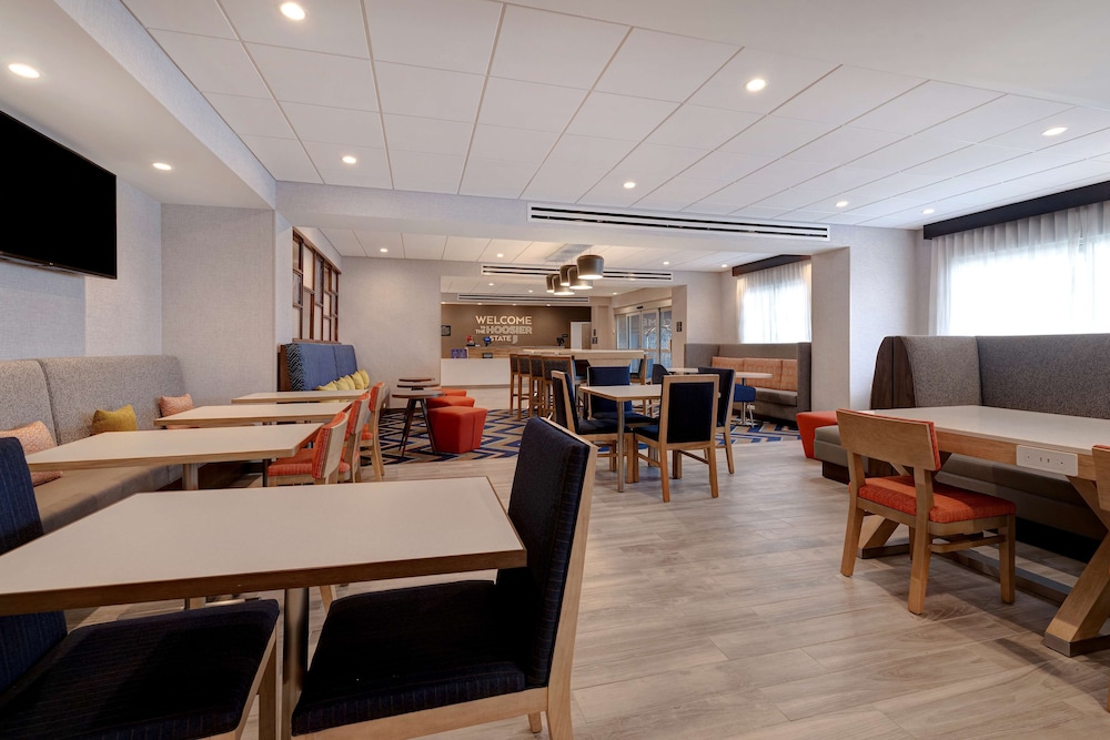Hampton Inn Crown Point - photo 25