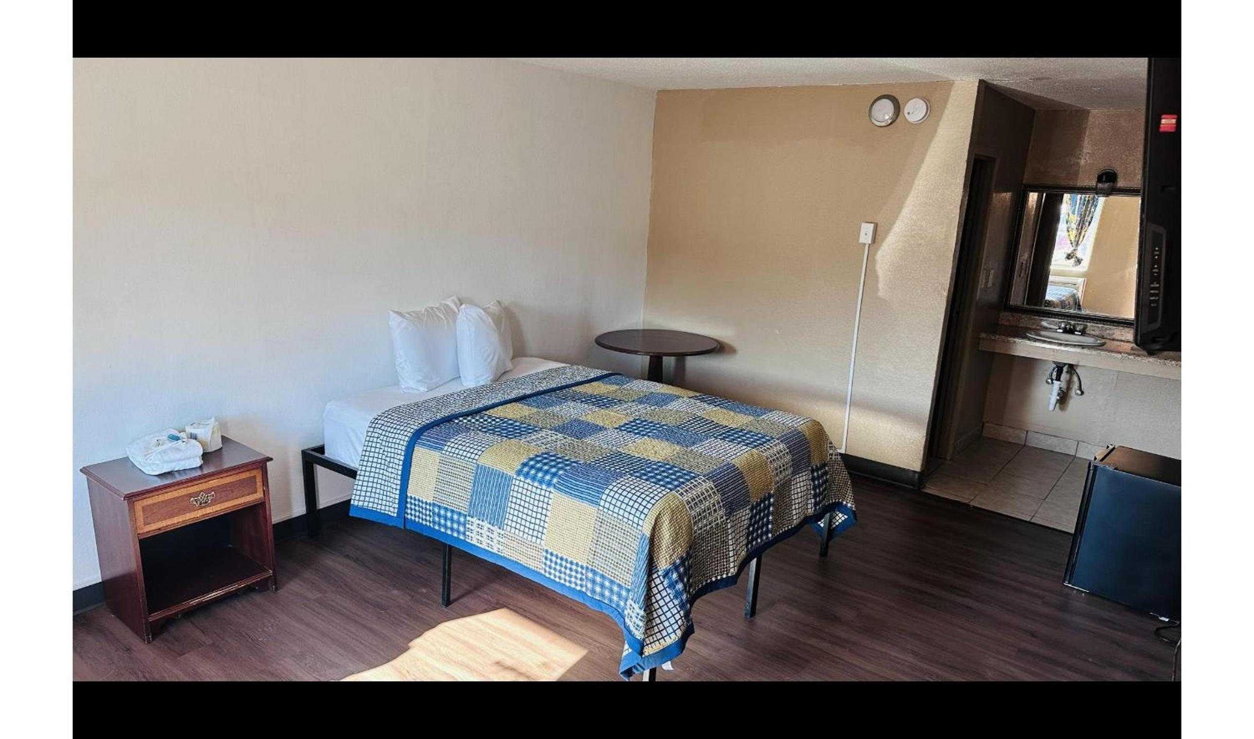 Hallmark Inn By OYO Fort Wayne - photo 23