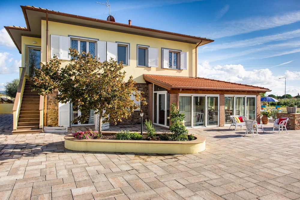 Il Nocciolo 12 Emma Villas — 4-Star Luxury Hotel in Cecina, Italy