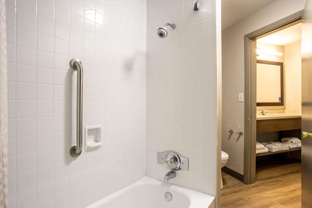 Days Inn by Wyndham Marquette - photo 25