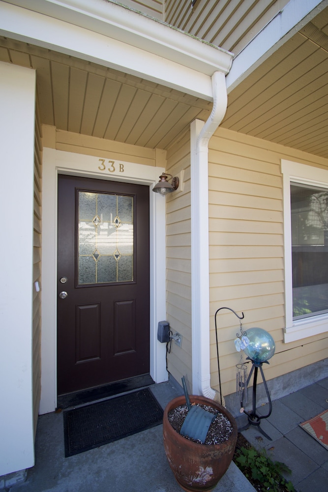 Comfort and Grace on Queen Anne Hill - photo 2