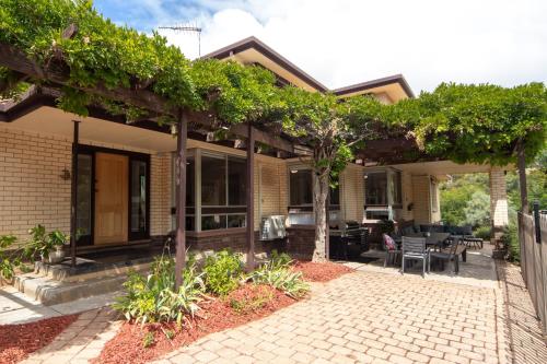 Sandy Pool Shack Pet Friendly — 4-Star Luxury Hotel in Seacliff, Australia