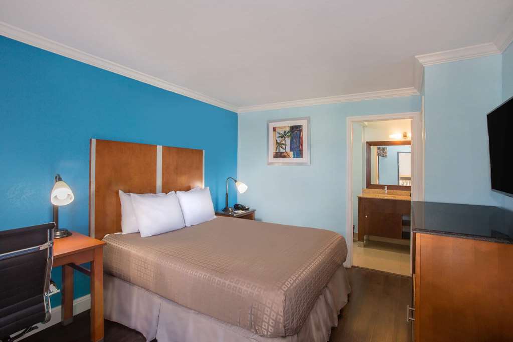 Days Inn by Wyndham Florida City - photo 8