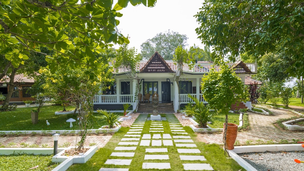 Warmth Lake Haven in Alleppey, India