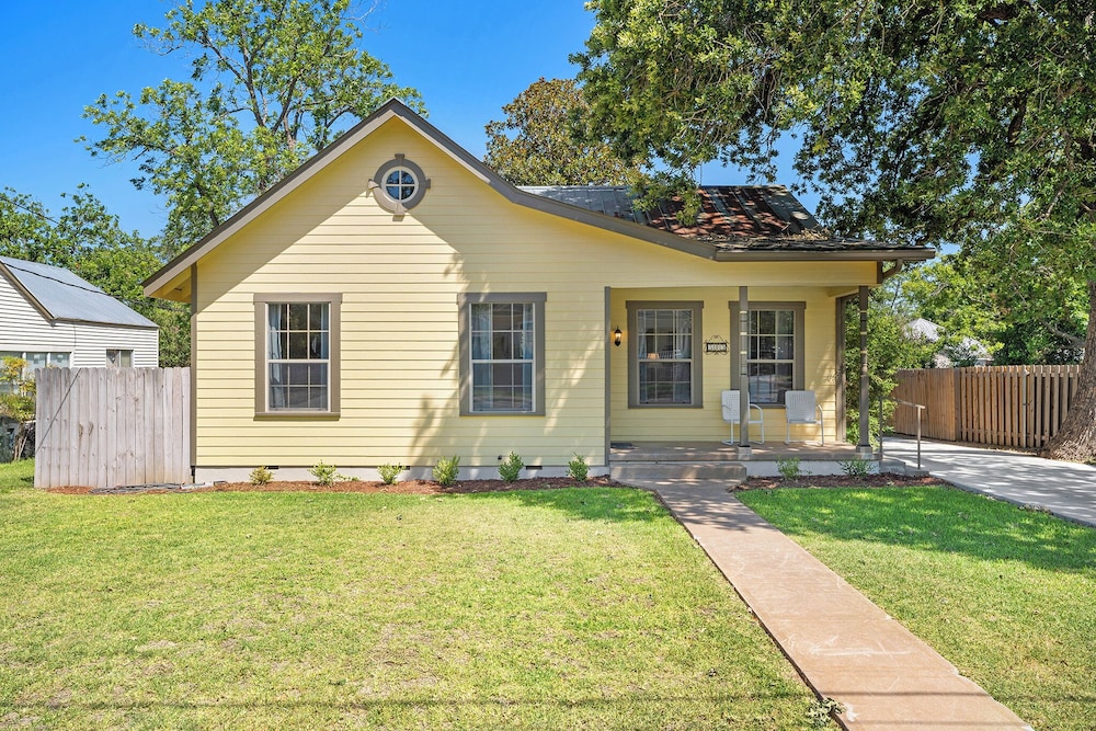 Holiday 505 Hot Tub Walk to Main in Fredericksburg, United States