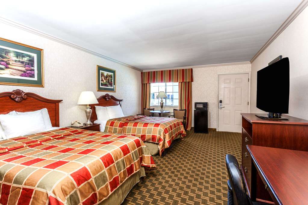 Days Inn & Suites by Wyndham Roseville Detroit - photo 10