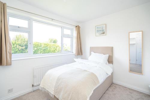 Spacious 5 Bedroom House Sleeps 7 3 Car Driveway Work Leisure — 4-Star Luxury Hotel in Wolverhampton, United Kingdom