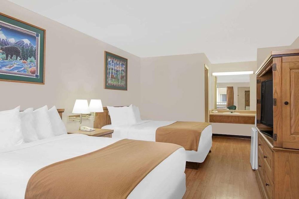 Courtyard Hotel & Event Center - photo 14