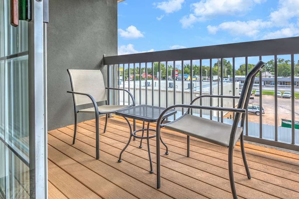 La Quinta Inn & Suites by Wyndham Tulsa Airpt Expo Square - photo 59