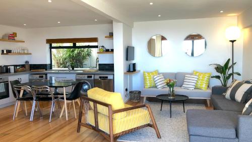 Mountain and Harbour Views Grand Vue Cottage