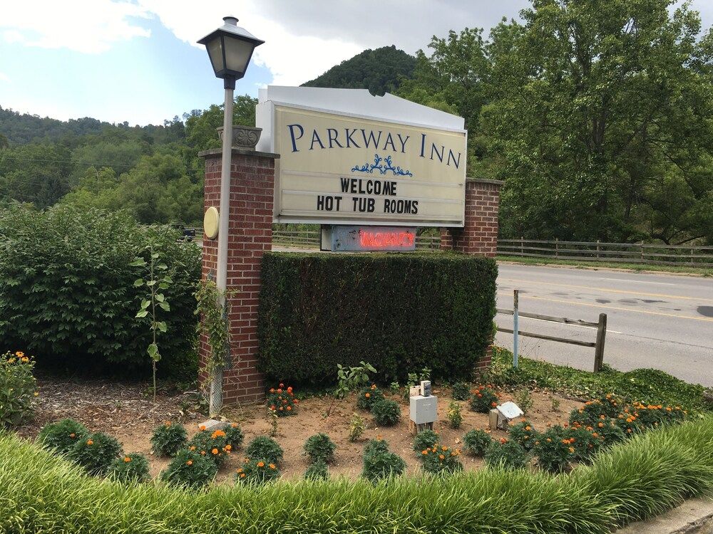 Parkway Inn - carbon neutral hotel in Waynesville