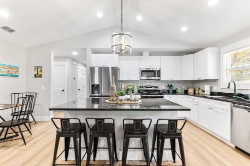 Brand New Bungalow with King Bed Suites in St Aug — 4-Star Luxury Hotel in Saint Augustine, United States