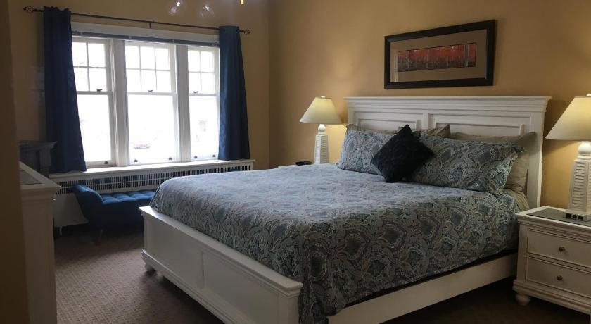 The Inn on Bay — Gravenhurst — photo 3