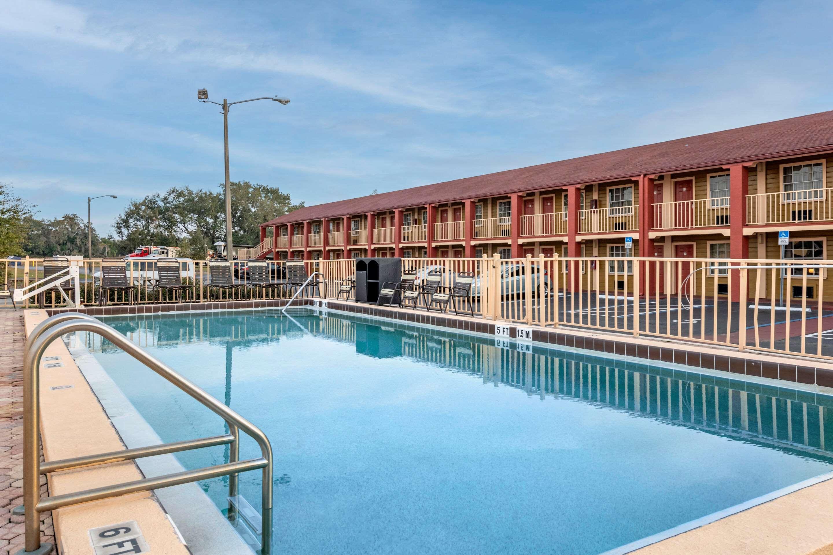 Econo Lodge Inn & Suites Maingate Central - photo 15