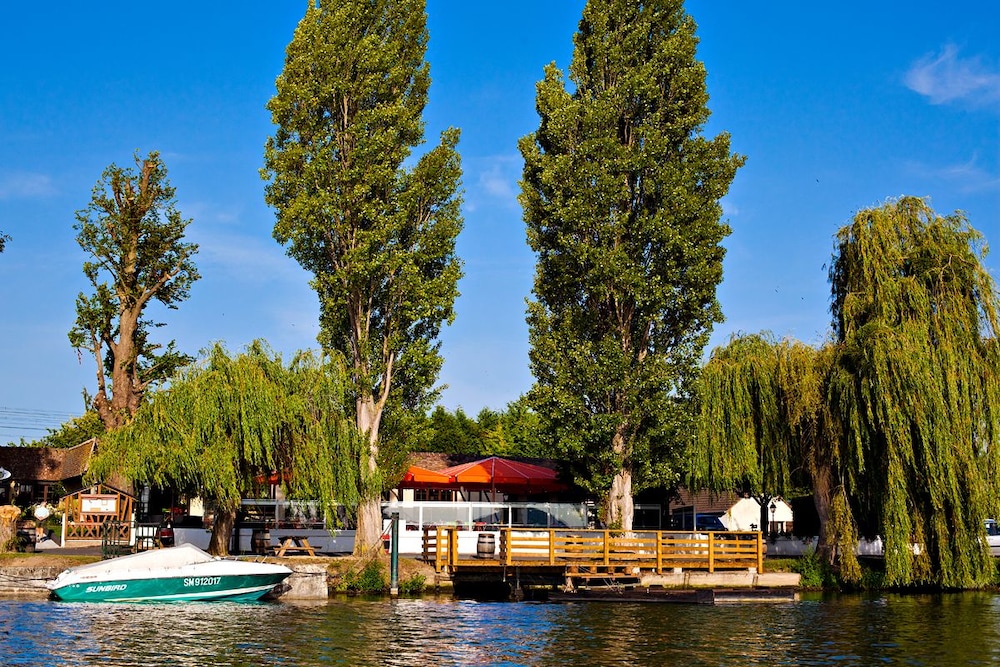 Les Canisses - last minute hotel in Bailly