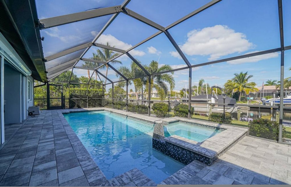 Villa Tranquility Waterfront Free Amenities Heated Pool Bikes Dock Fishing & Beach Gear — 4-Star Luxury Hotel in Punta Gorda, United States