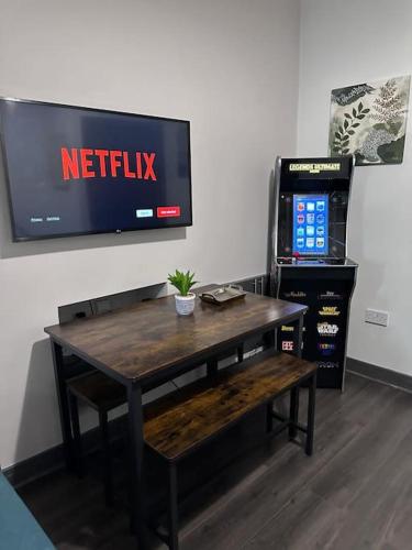 EDMONTON 4 bedrooms Sleeps 8 3 bathroom Contractor Base — 4-Star Luxury Hotel in London, United Kingdom