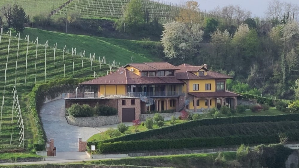 Casa Castella Langhe — 4-Star Luxury Hotel in Diano D'alba, Italy