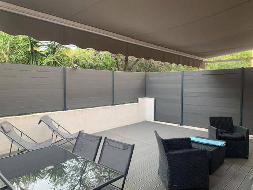 Cassis Grande Terrasse Emplacement Au Top a 1 Minute de la Plage a Pieds in Cassis, France