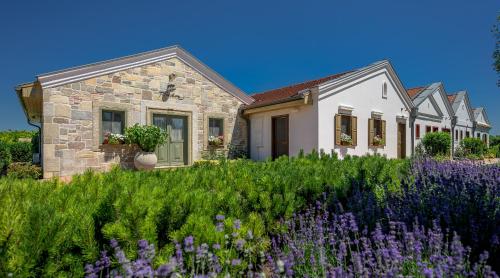 Páskom Cottage — 4-Star Luxury Hotel in Lajoskomarom, Hungary