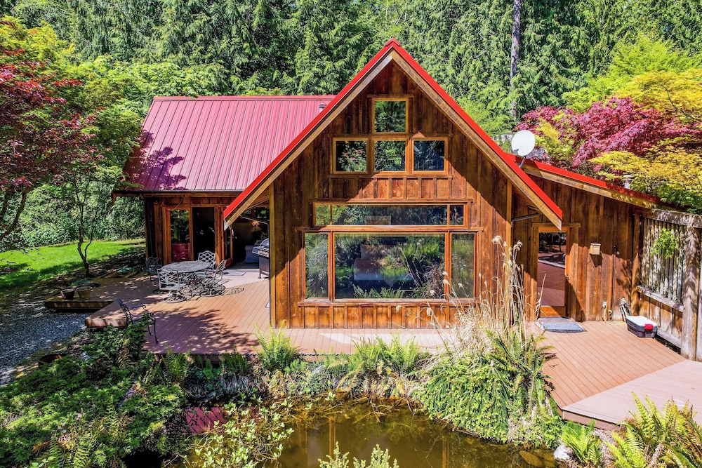 Rhythm Waters by Avantstay Garden Paradise Pond — hotel in Langley