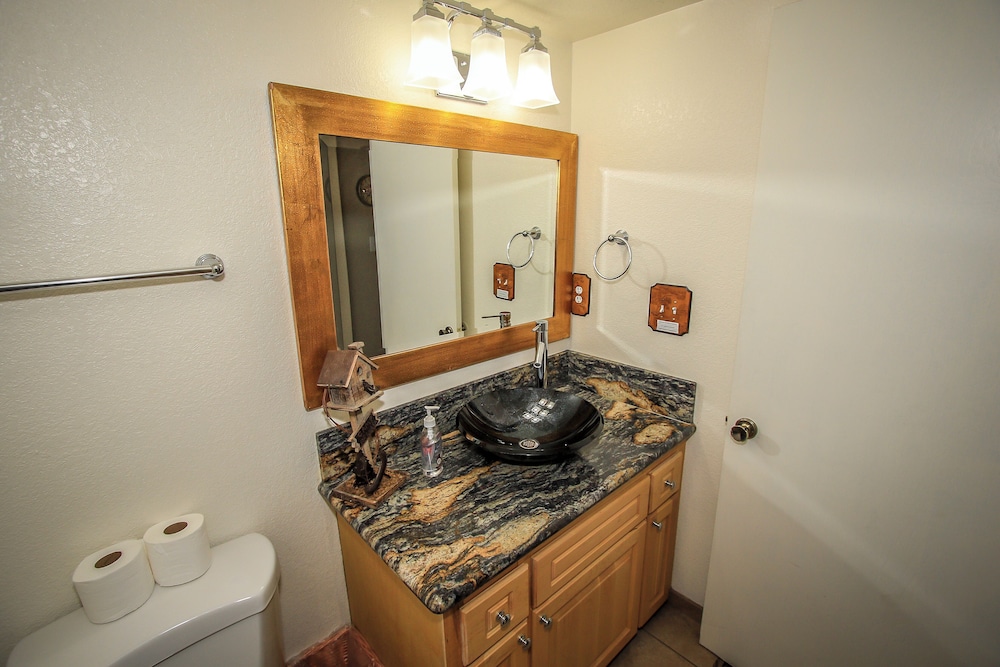 Summit Getaway Condo Affordable and ideally located Wood burning fireplace Walk to Ski Resort - photo 18