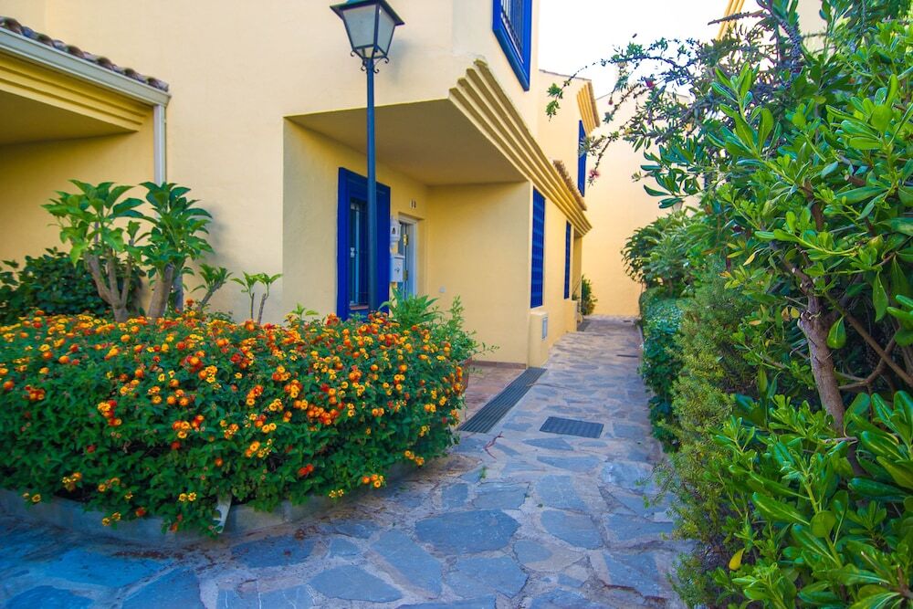 Oleholidays Azalea Playa Junto A Puerto Banus — Marbella