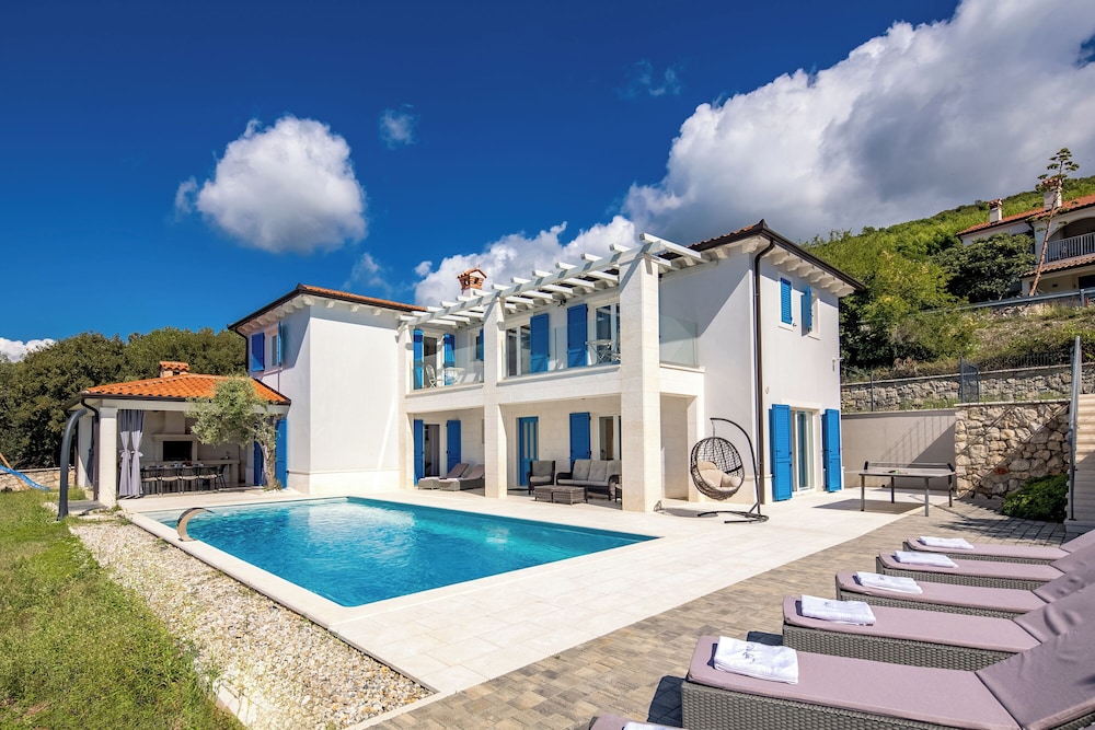 Seaview Villa Luka With Pool — 4-Star Luxury Hotel in Rasa, Croatia