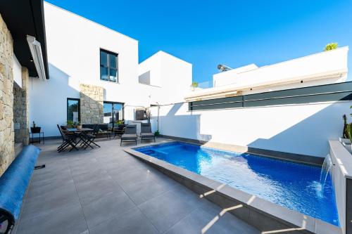 Moderna Casa VillaCristal — 4-Star Luxury Hotel in Daya Vieja, Spain