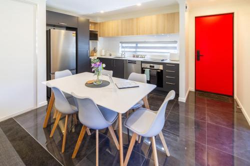 Modern 4BR in Riccarton Walk to Mall & Park — 4-Star Luxury Hotel in Christchurch, New Zealand