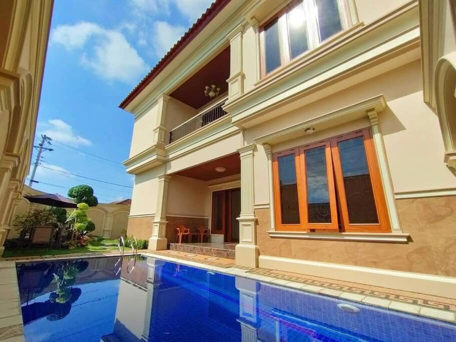 Villa Syariah Muvida dengan Kolam Renang di Tengah Kota — 4-Star Luxury Hotel in Jetis, Indonesia