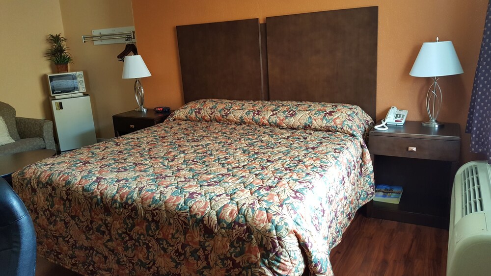 Camelot Inn - photo 9