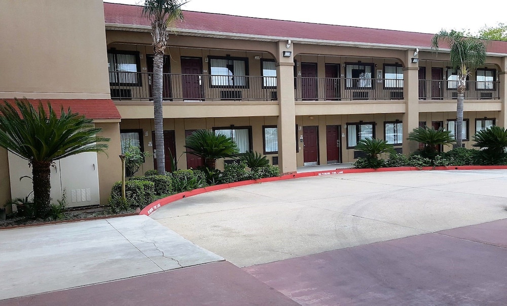 Red Roof Inn & Suites Houston Humble IAH Airport - photo 15