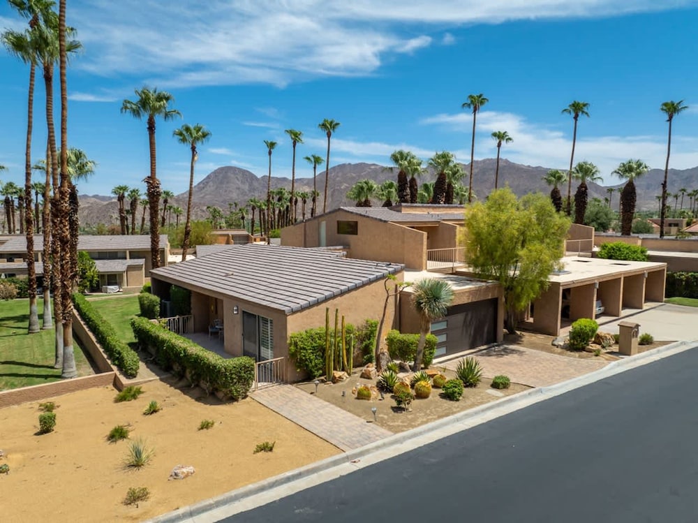 Desert Flower Country Club Condo Pool & Spa — 4-Star Luxury Hotel in Palm Desert, United States