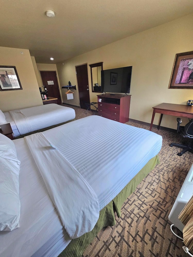 Cobblestone Inn & Suites Clintonville - photo 12