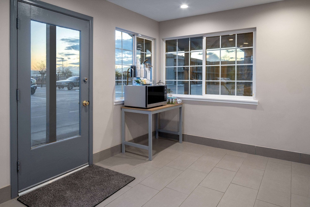 Super 8 by Wyndham Bakersfield CA - photo 3