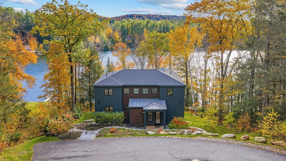 Forget Me Not by AvantStay Bold Lakefront Escape in Monterey, United States