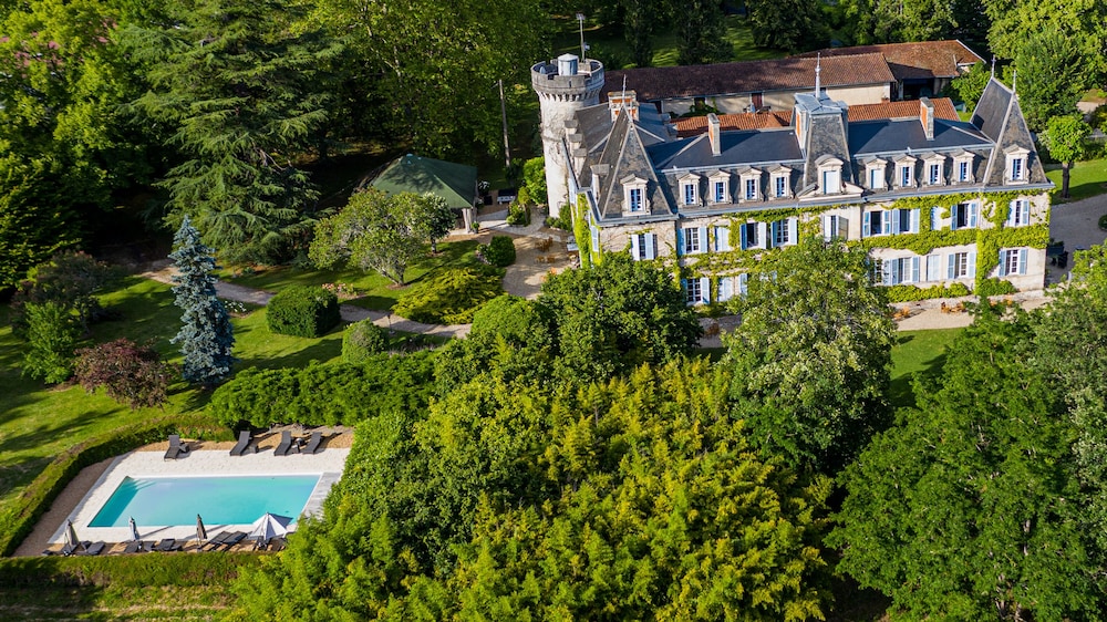 Hôtel Restaurant Chateau de Lalande — 4-Star Luxury Hotel in Annesse-Et-Beaulieu, France
