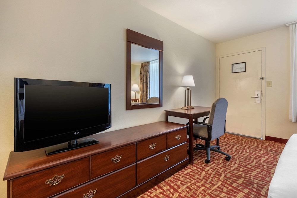 Quality Inn At Town Center - photo 25