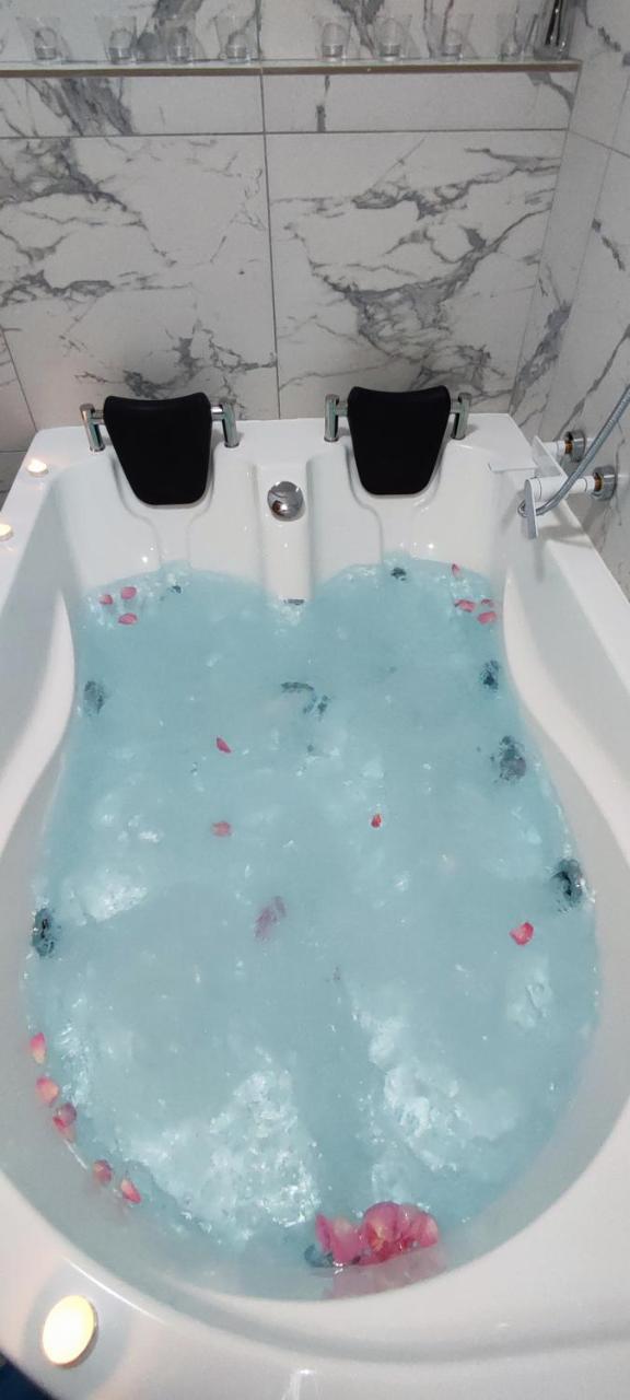 Jacuzzi Belle View Sinaia Free Parking — 4-Star Luxury Hotel in Sinaia, Romania